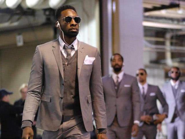 【现场】贡萨洛戴帽伯纳乌嗨翻 皇马迎来酣畅大胜